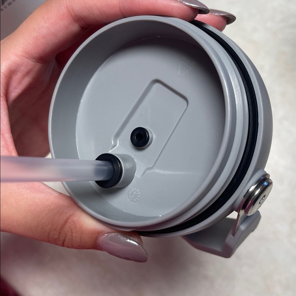 Stanley 30oz/887mL ice flow flip straw bottle - Picture 9 of 9